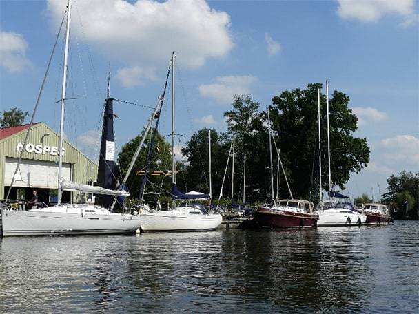 Vielfältige Segelflotte Segelboote